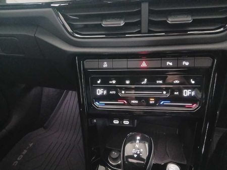 2026-Volkswagen-T-Roc-20-TSI-4M-R-Line-Auto_21
