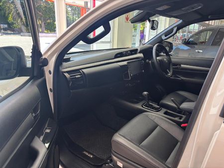2025-Toyota-Hilux-28-GD-6-RB-Legend-RS-Auto-Double-Cab-mHev_7
