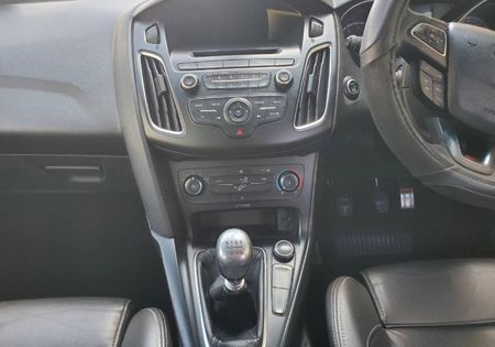 2017-Ford-Focus-20-EcoBoost-ST3_17