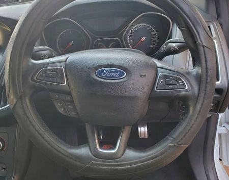 2017-Ford-Focus-20-EcoBoost-ST3_18