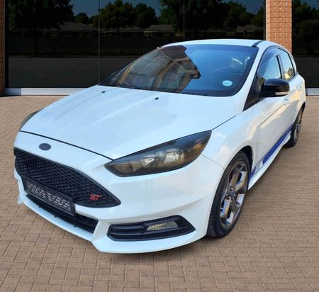 2017-Ford-Focus-20-EcoBoost-ST3_3
