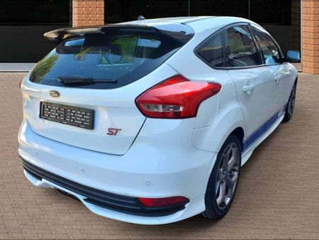 2017-Ford-Focus-20-EcoBoost-ST3_4