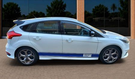 2017-Ford-Focus-20-EcoBoost-ST3_5