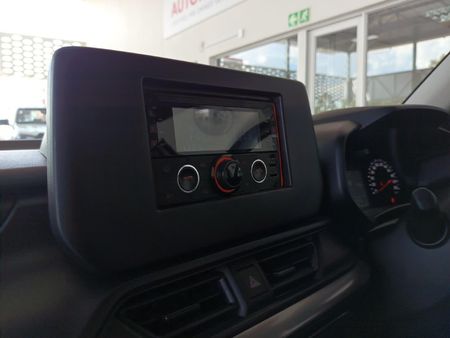 2025-Suzuki-Swift-12-GL_16