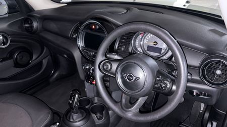 2018-MINI-Hatch-One-15T-5-dr-Auto_9