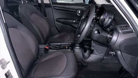 2018-MINI-Hatch-One-15T-5-dr-Auto_12