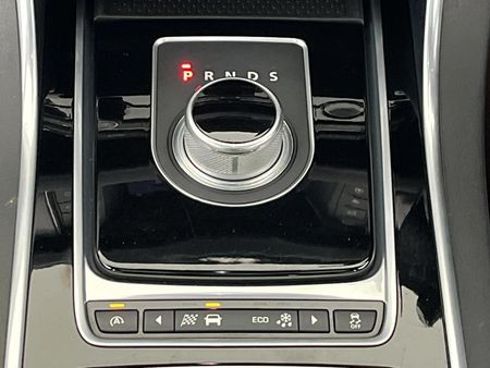 2016-Jaguar-XF-20-D-R-Sport_10
