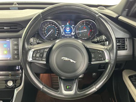 2016-Jaguar-XF-20-D-R-Sport_11