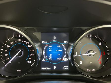 2016-Jaguar-XF-20-D-R-Sport_2