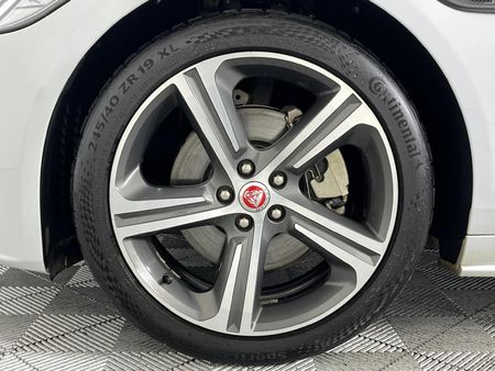 2016-Jaguar-XF-20-D-R-Sport_4