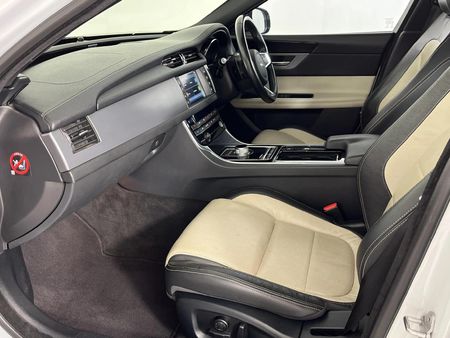 2016-Jaguar-XF-20-D-R-Sport_8