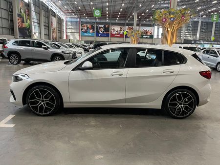 2020-BMW-1-Series-118i_5