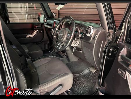2015-Jeep-Wrangler-Unlimited-Sahara-36-V6-Auto_9