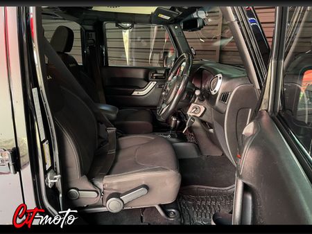 2015-Jeep-Wrangler-Unlimited-Sahara-36-V6-Auto_10
