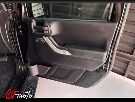2015-Jeep-Wrangler-Unlimited-Sahara-36-V6-Auto_11
