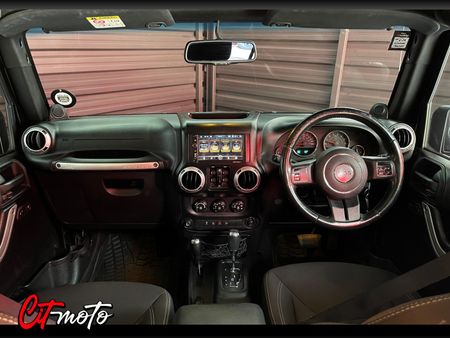 2015-Jeep-Wrangler-Unlimited-Sahara-36-V6-Auto_12