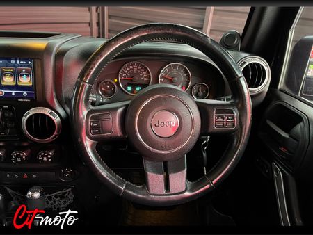 2015-Jeep-Wrangler-Unlimited-Sahara-36-V6-Auto_14