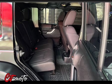 2015-Jeep-Wrangler-Unlimited-Sahara-36-V6-Auto_8