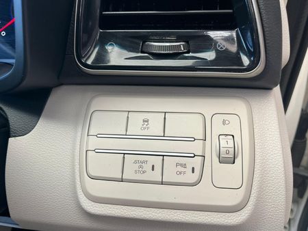 2020-Mahindra-XUV-300-15D-W8_9
