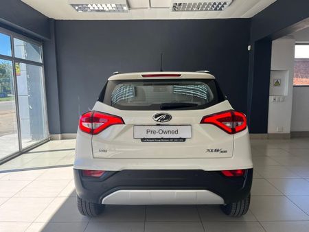 2020-Mahindra-XUV-300-15D-W8_10