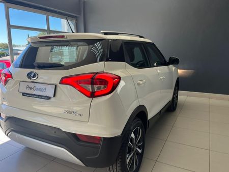 2020-Mahindra-XUV-300-15D-W8_11