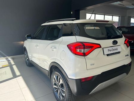 2020-Mahindra-XUV-300-15D-W8_12