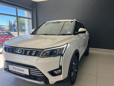 2020-Mahindra-XUV-300-15D-W8_2