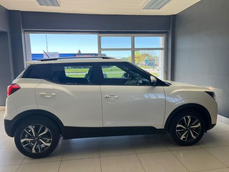 2020-Mahindra-XUV-300-15D-W8_3