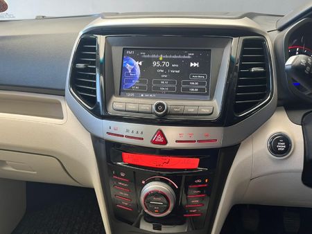 2020-Mahindra-XUV-300-15D-W8_7