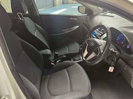 2012-Hyundai-Accent-16-GLS-Fluid-Auto_9