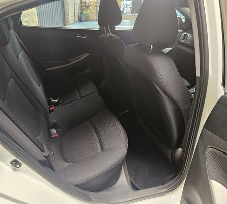 2012-Hyundai-Accent-16-GLS-Fluid-Auto_10