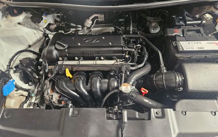 2012-Hyundai-Accent-16-GLS-Fluid-Auto_11