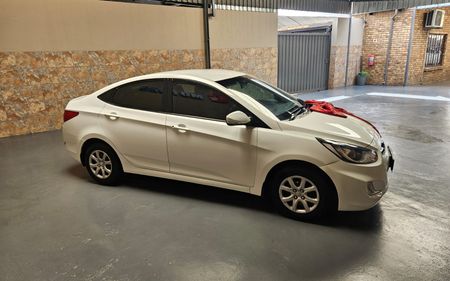 2012-Hyundai-Accent-16-GLS-Fluid-Auto_3