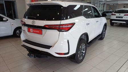 2025-Toyota-Fortuner-28-GD-6-RB-Auto_2