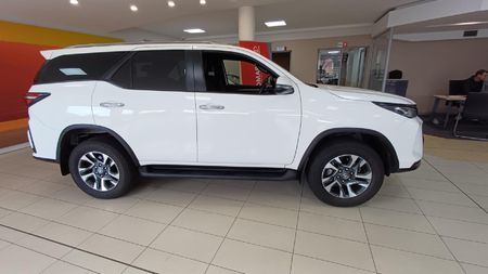2025-Toyota-Fortuner-28-GD-6-RB-Auto_3