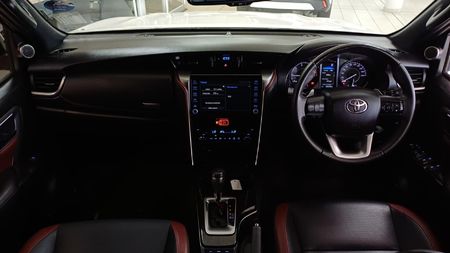 2025-Toyota-Fortuner-28-GD-6-RB-Auto_5