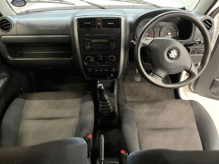 2013-Suzuki-Jimny-13_11