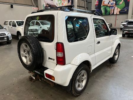 2013-Suzuki-Jimny-13_6