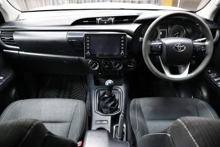 2023-Toyota-Hilux-24-GD-6-Raider-4x4-Double-Cab_8