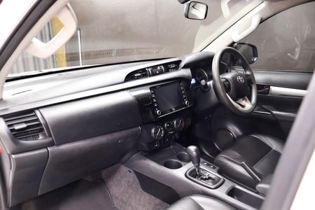 2019-Toyota-Hilux-24-GD-6-Raised-Body-SRX-Auto-Double-Cab_12