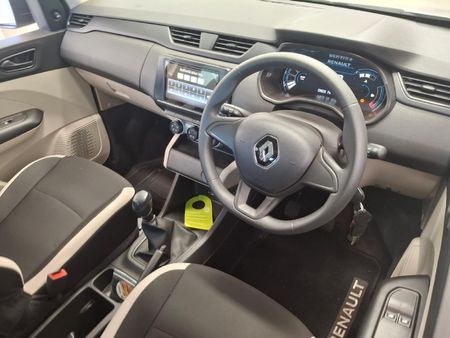 2021-Renault-Triber-10-Intens-Auto_11
