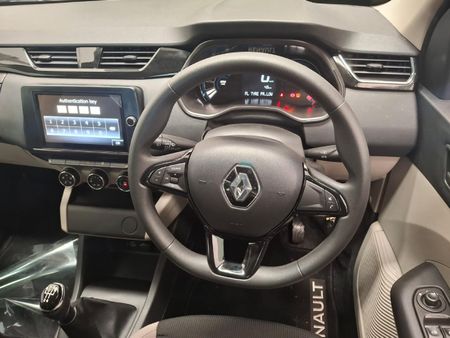 2021-Renault-Triber-10-Intens-Auto_6
