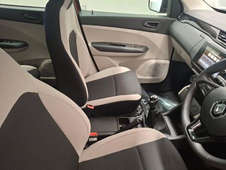 2021-Renault-Triber-10-Intens-Auto_7