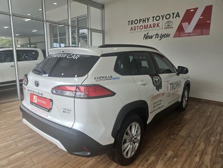 2025-Toyota-Corolla-Cross-18-XS-Hybrid_15