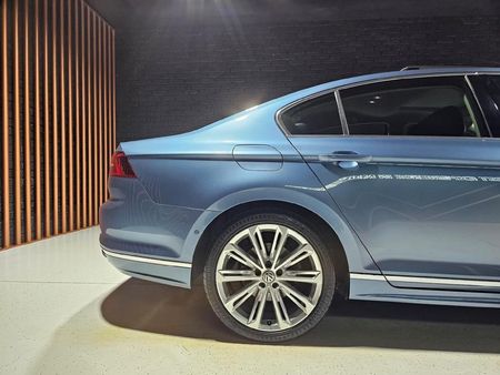 2017-Volkswagen-Passat-20-TSI-Executive-Auto_27