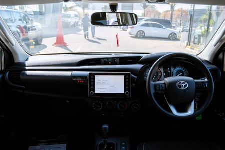 2025-Toyota-Hilux-24-GD-6-Raider-4x4-Auto-Double-Cab_12