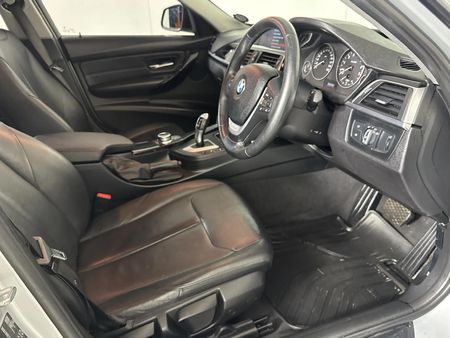 2019-BMW-3-Series-320i-Auto_9
