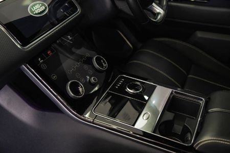 2019-Land-Rover-Range-Rover-Velar-20-D-SE-D240_14