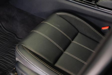 2019-Land-Rover-Range-Rover-Velar-20-D-SE-D240_19