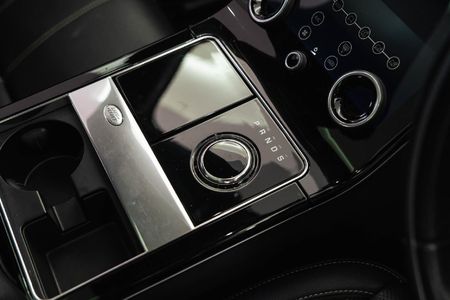 2019-Land-Rover-Range-Rover-Velar-20-D-SE-D240_23